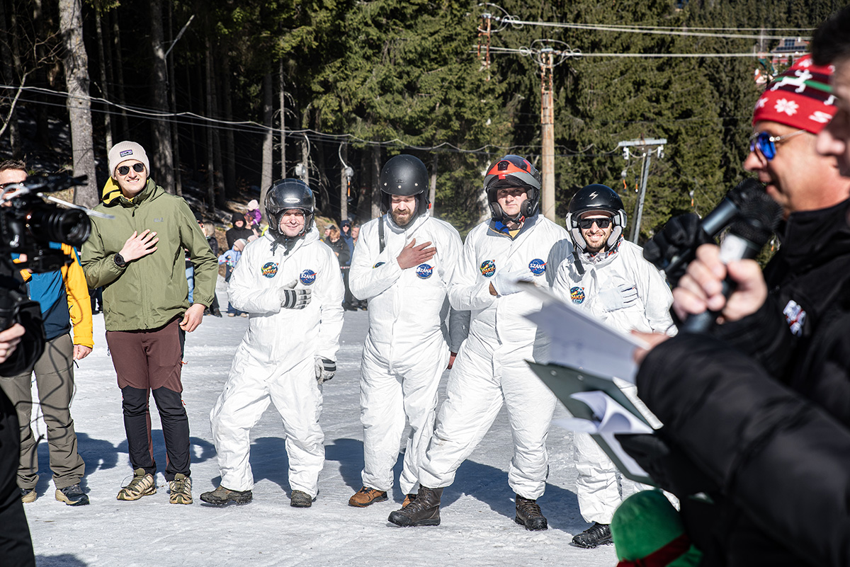 Kreatív járművek és jelmezes kavalkád